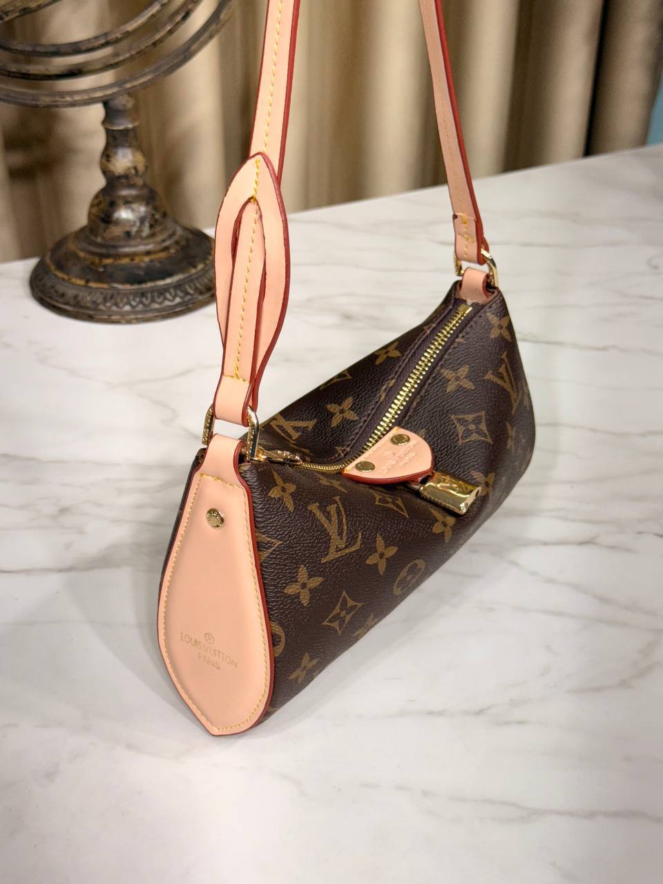 Lv LOUIS VUITTON 
Pochette Tirette