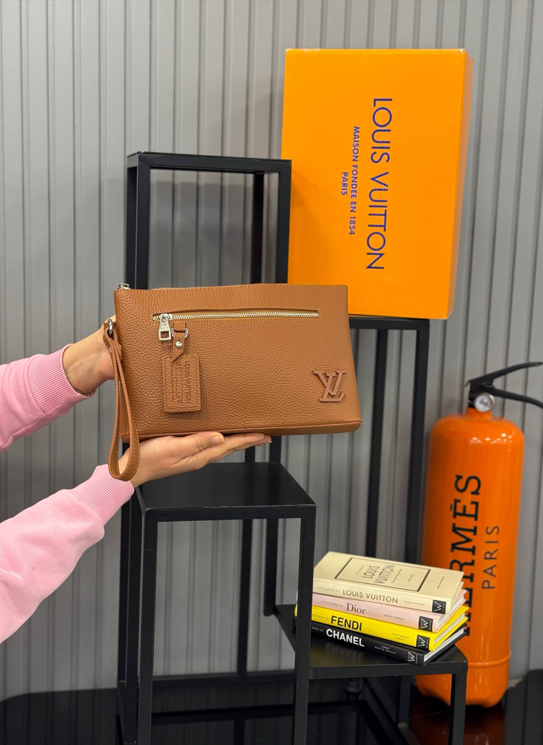 LOUIS VUITTON 
TAKEOFF POUCH