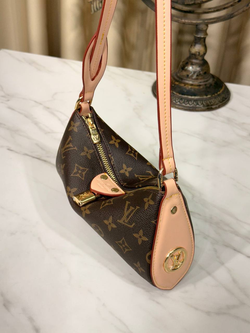 Lv LOUIS VUITTON 
Pochette Tirette