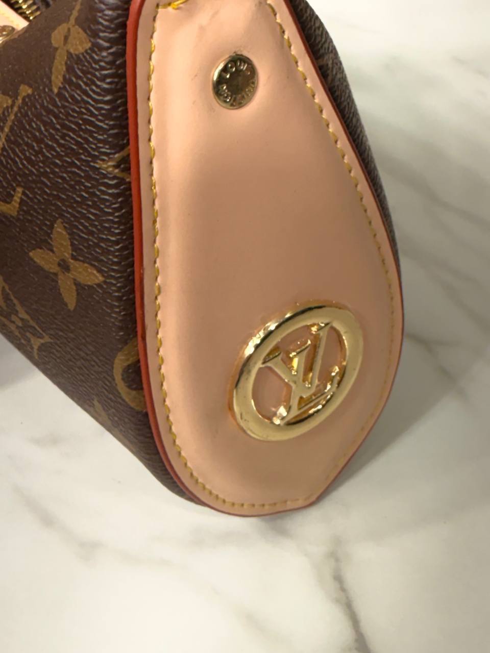 Lv LOUIS VUITTON 
Pochette Tirette