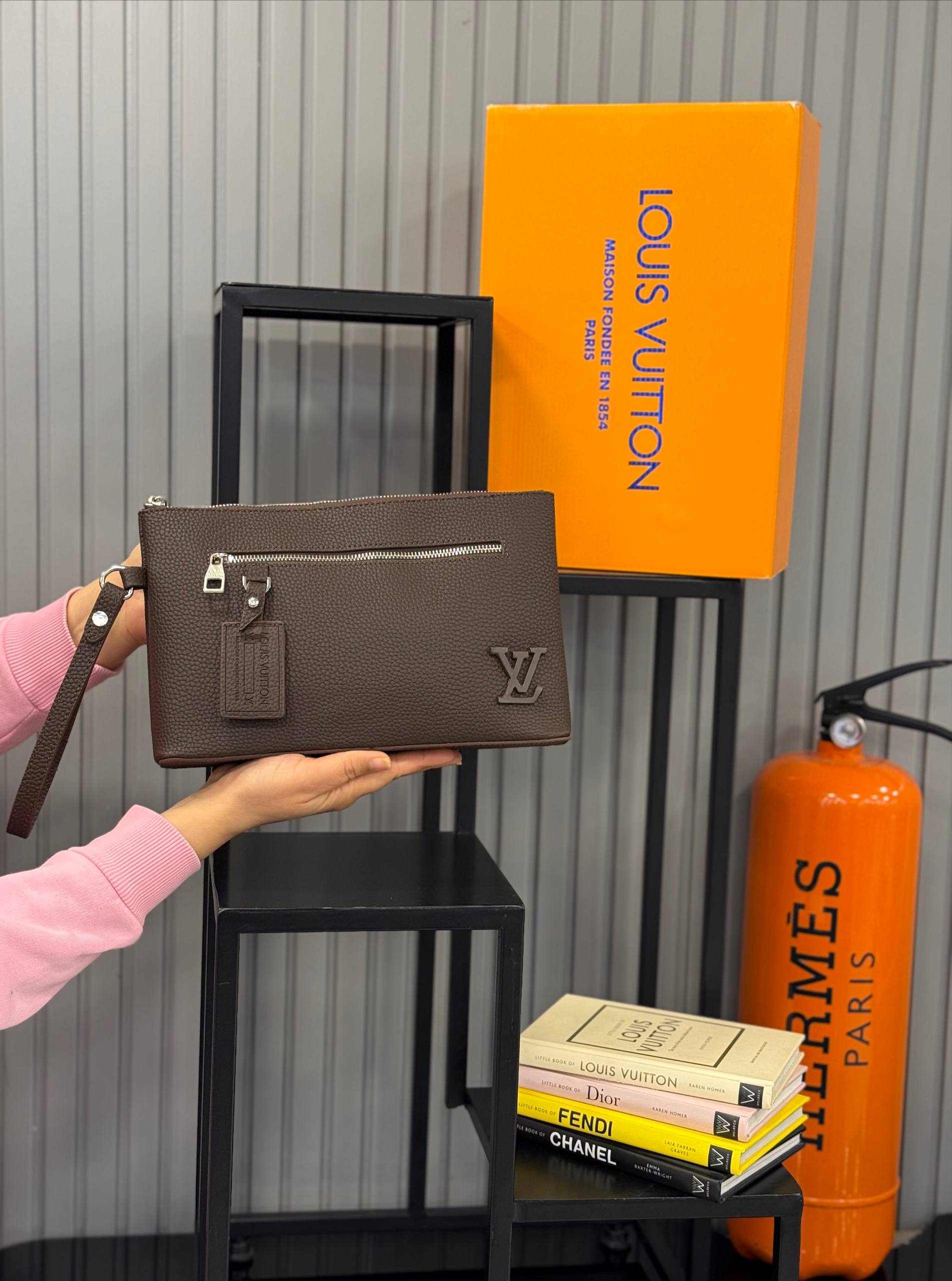 LOUIS VUITTON 
TAKEOFF POUCH