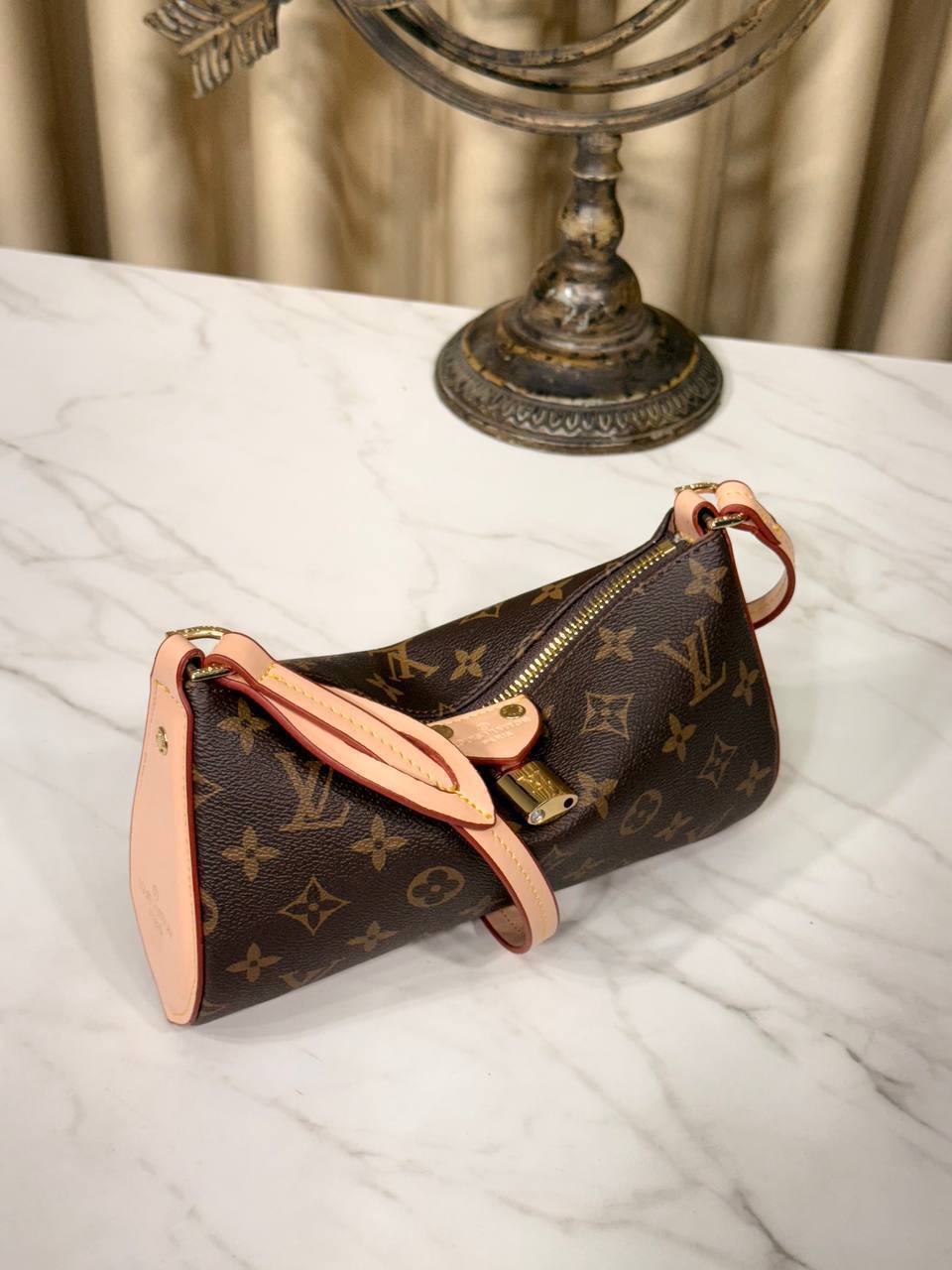 Lv LOUIS VUITTON 
Pochette Tirette