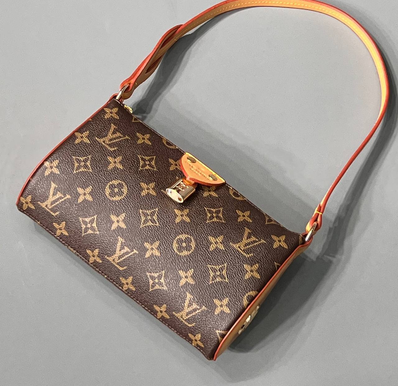 Lv LOUIS VUITTON 
Pochette Tirette