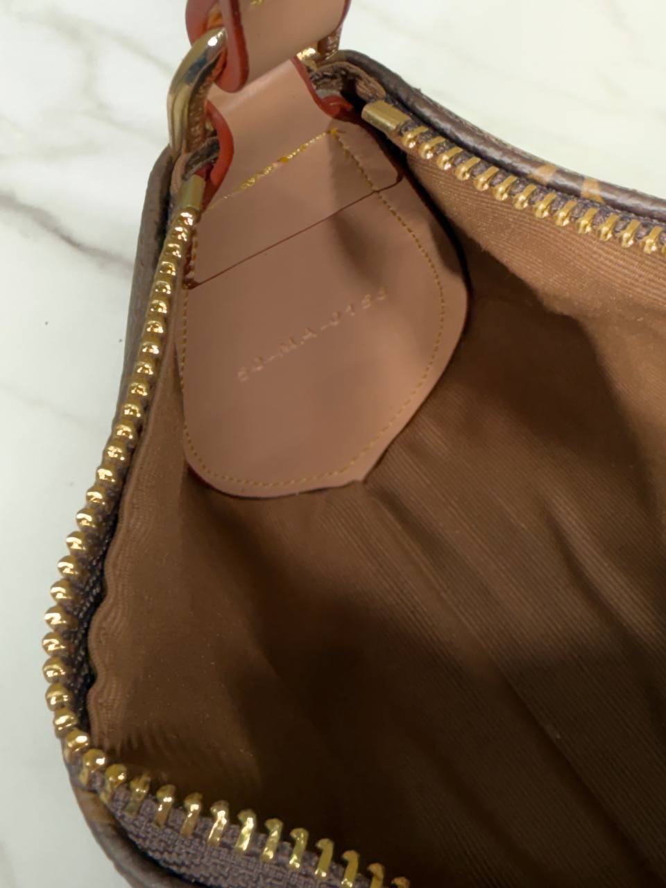 Lv LOUIS VUITTON 
Pochette Tirette