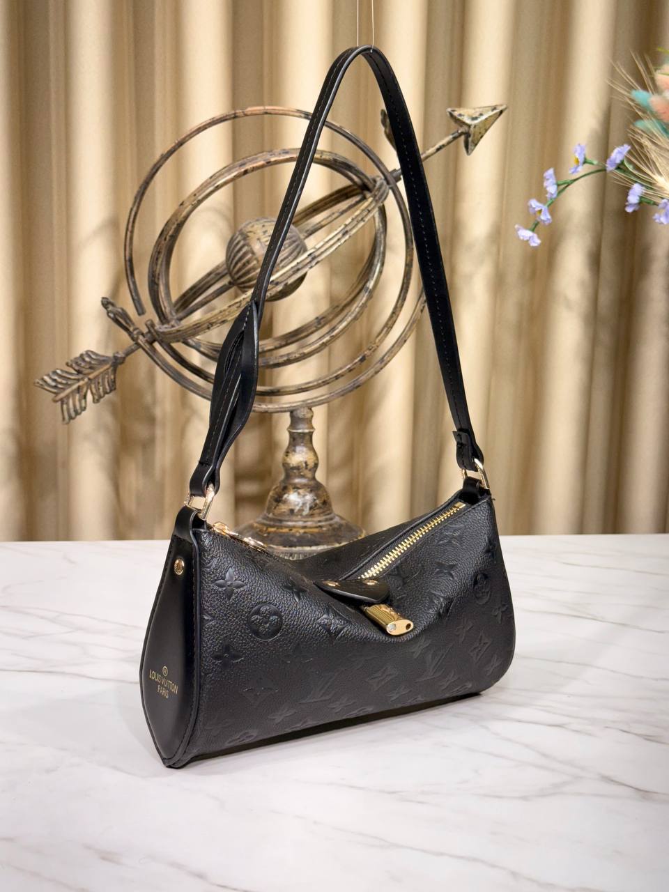 Lv LOUIS VUITTON 
Pochette Tirette