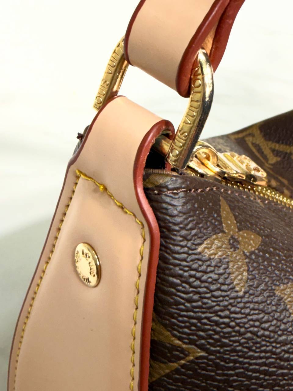 Lv LOUIS VUITTON 
Pochette Tirette