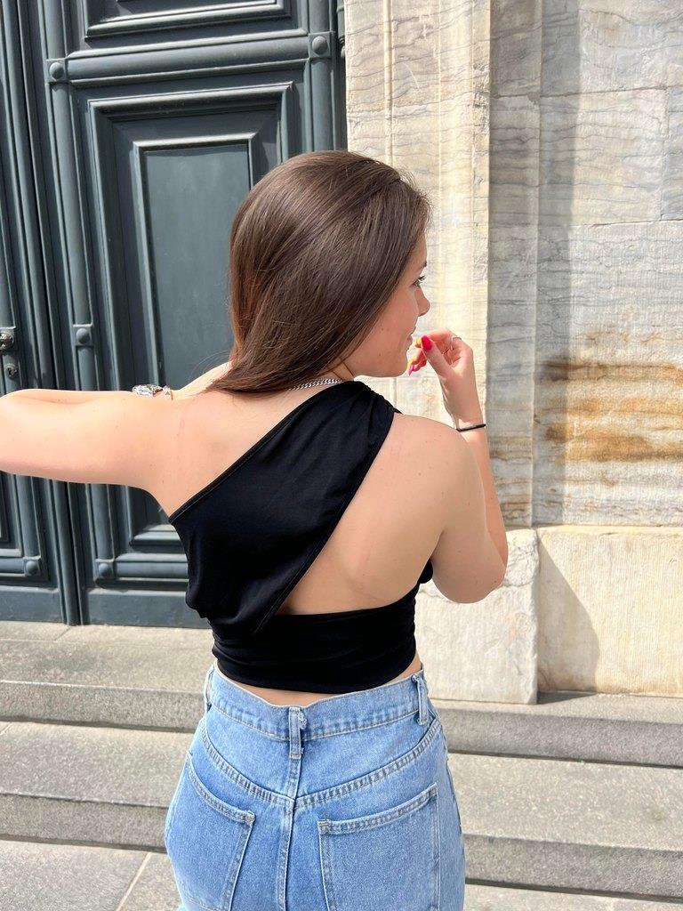 Mathilde – Mångsidig Svart One-Shoulder Top